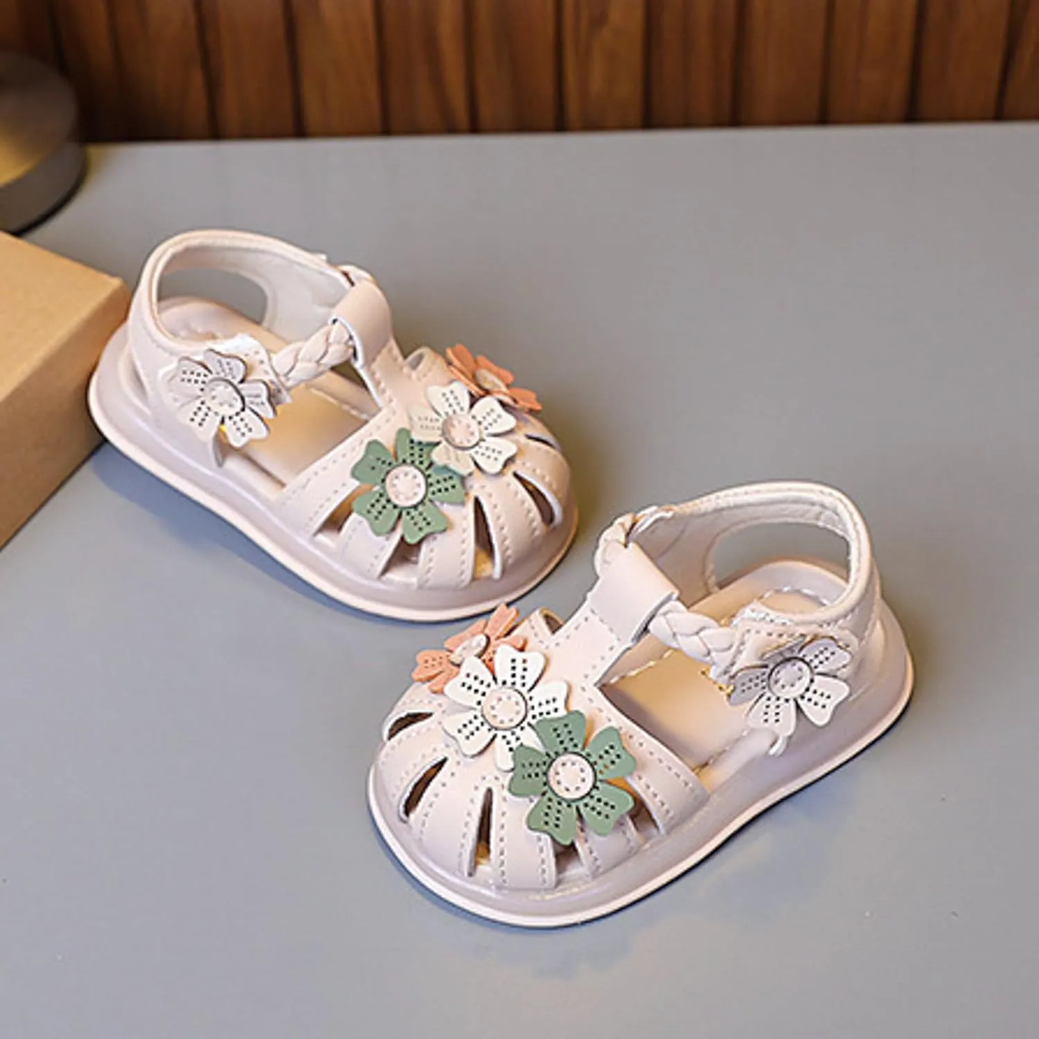 Girls Flower Sandals Light Up Sandals Stylish Soft Bottom Little Girls Beach Shoes White