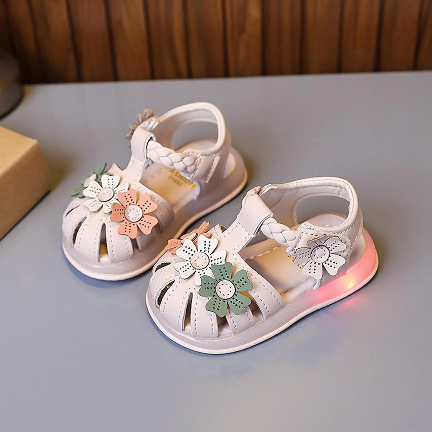 Girls Flower Sandals Light Up Sandals Stylish Soft Bottom Little Girls Beach Shoes White