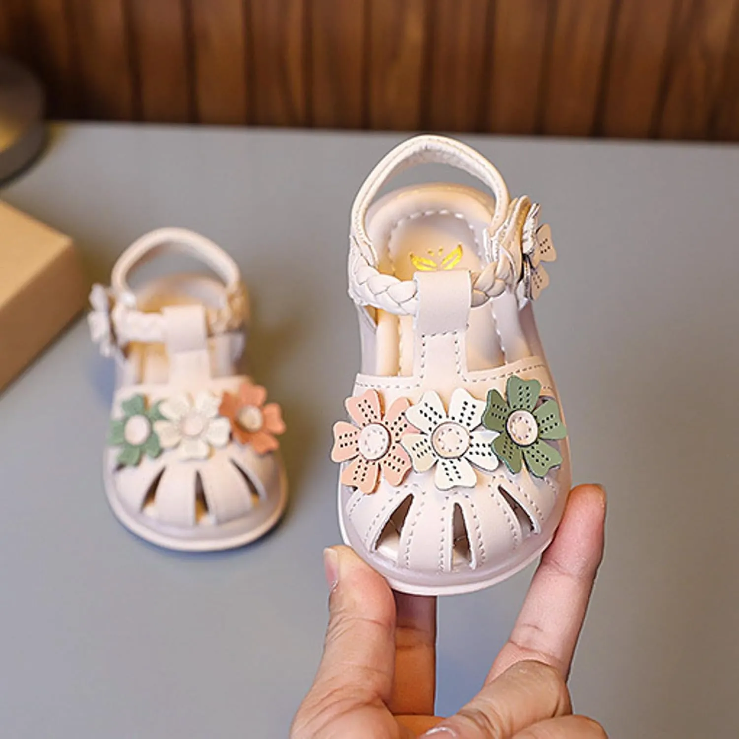 Girls Flower Sandals Light Up Sandals Stylish Soft Bottom Little Girls Beach Shoes White
