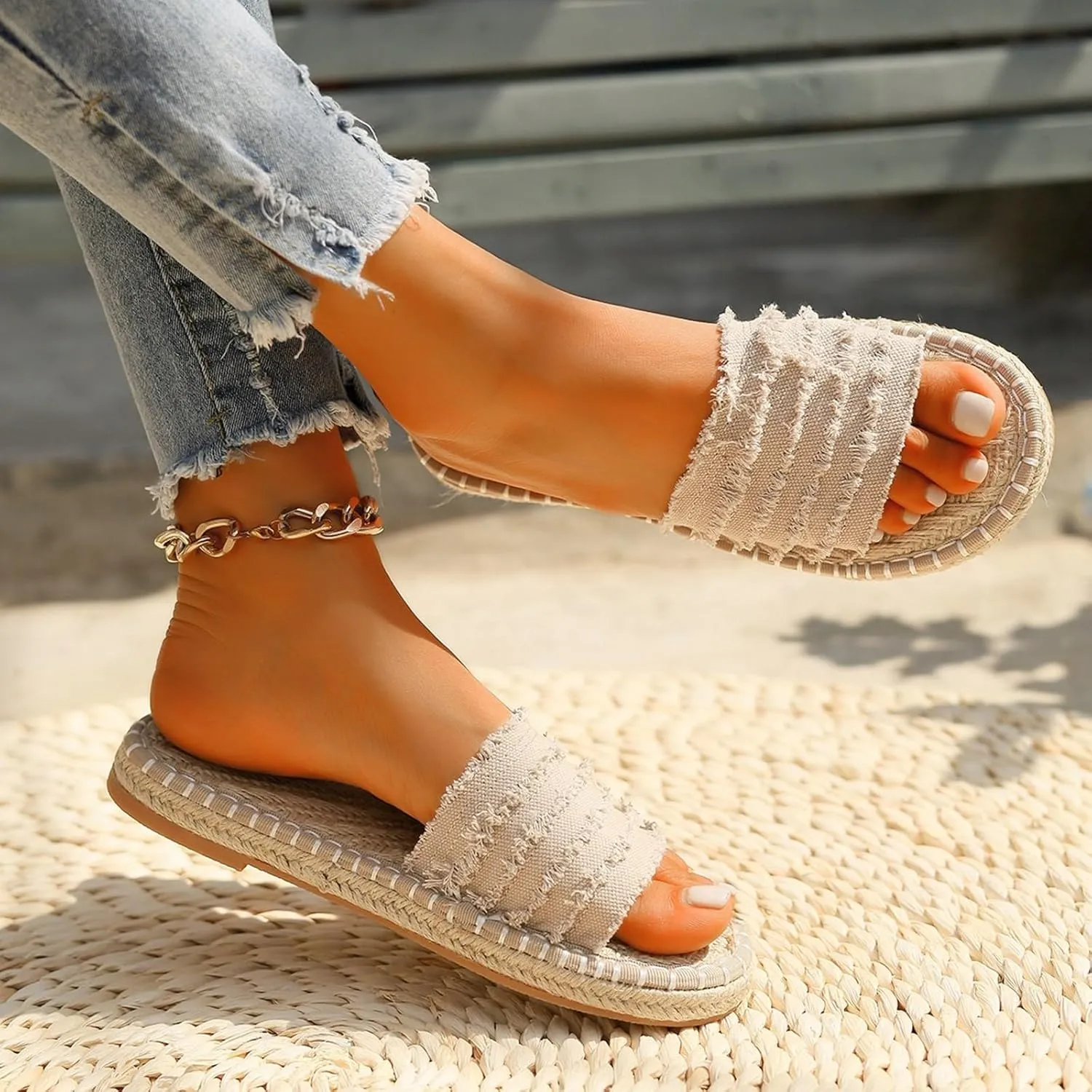 Stylish Women's Sandals Comfortable Flat Design Casual Beach Footwear Ideal for Everyday Summer Wear
